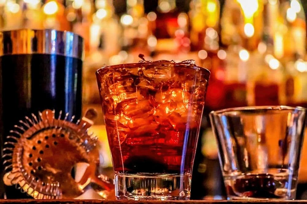 Join Fort Worth's Exciting Bar Scene: Bartender Positions Available